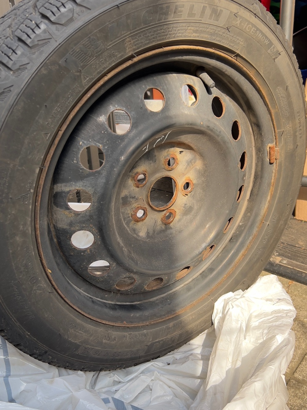 Michelin X-Ice Snow Winter Tire | 205/55/R16 95H